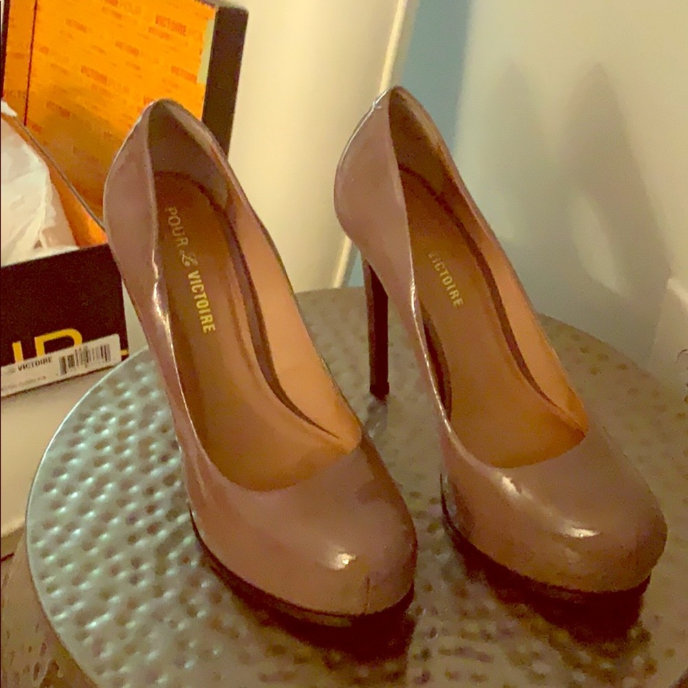 Pour La Victoire platform pumps!